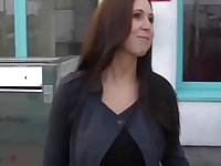 Bella C auf dem Klo durchgenommen und in den Mund gespritzt